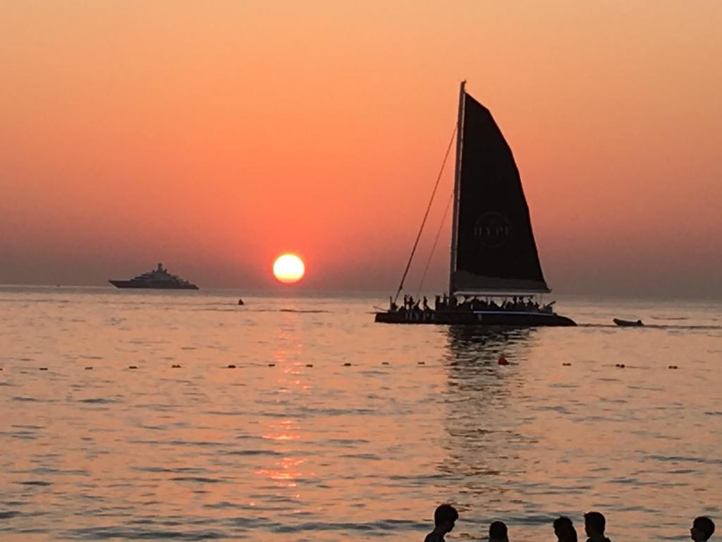 Baan Andaman Sea Surf Hotel Patong Bagian luar foto